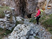 55 Passiamo da questa strettoia tra le rocce